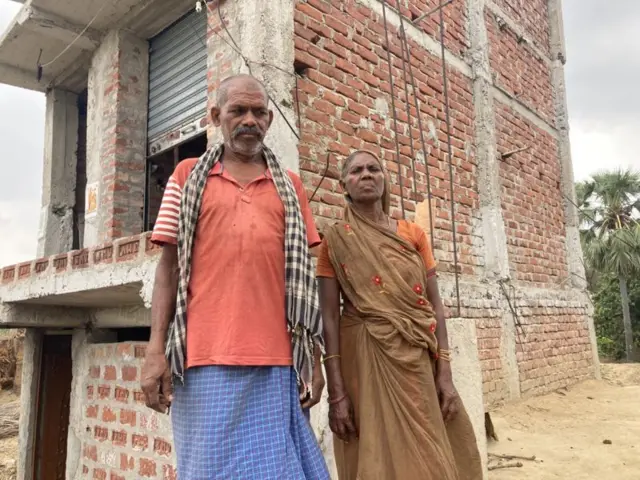 કવિંદર પાસવાન અને તેમનાં પત્ની, કવિંદર પાસવાને એ હત્યાકાંડમાં પોતાના મોટા ભાઈ રાજારામ પાસવાનને ગુમાવ્યા હતા