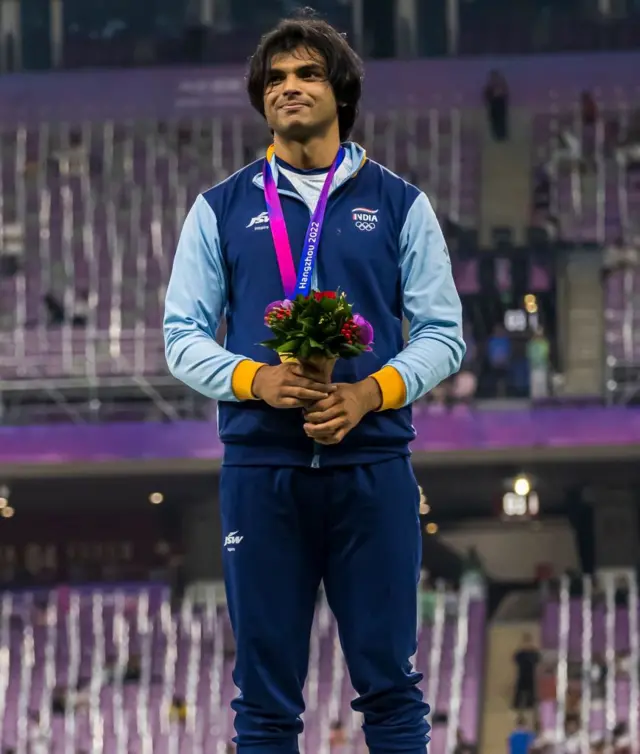 चीन के हांगज़ो में एशियन गेम्स में स्वर्ण पदक जीतने के बाद नीरज चोपड़ा