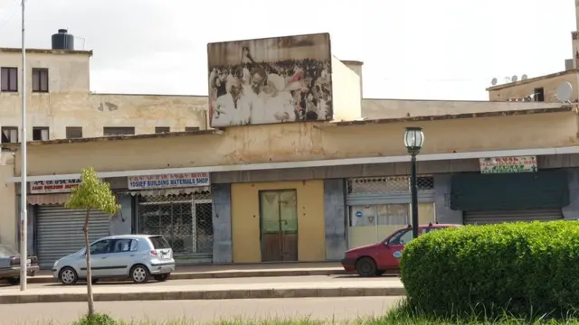 ፕሬዝደንት ኢሳያስ ከሁለት አዛውንት መካከል ሆነው።