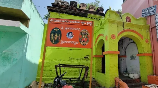 மசூதியிலிருந்து வெகு தொலைவில் அமைந்துள்ள பழமையான கட்டிடம்