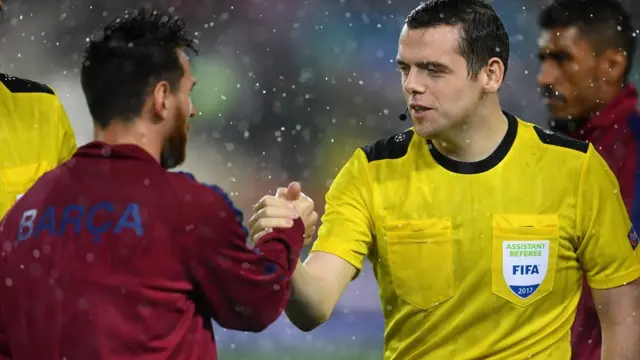 L'arbitre écossais, Douglas Ross, a mis fin à son "rêve" de participer au Mondial-2018.