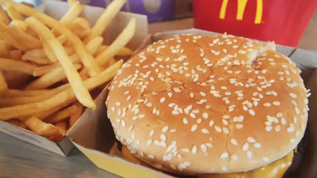 Hamburguesa con bebida y papas fritas de McDonald's