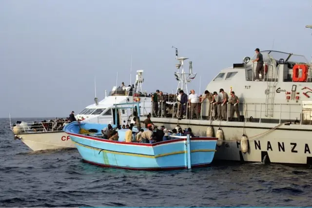خفر السواحل الإيطالية تنقذ المزيد من المهاجرين غير الشرعيين