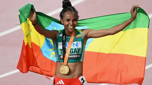 አትሌት ጉዳፍ ጸጋይ በ31፡27.18 በሆነ ሰዓት የወርቅ ሜዳሊያውን ለአገሯ አስገኝታለች