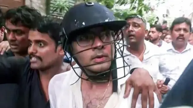 अभिषेक बनर्जी को हेलमेट पहनाकर भीड़ से बाहर निकाला गया