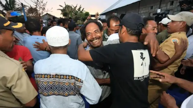 Warga Desa Sibenpopo dan Banemo, Halmahera Tengah mengakhiri konflik dengan saling berpelukan dan berjabat tangan, Selasa (07/04). 