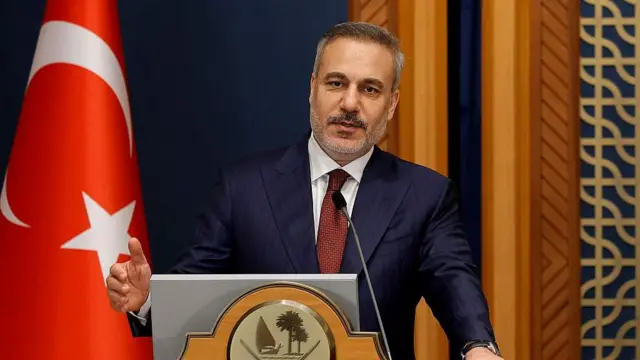 तुर्की के विदेश मंत्री हाकान फिदान 19 मार्च, 2026 को दोहा में क़तर के प्रधानमंत्री और विदेश मंत्री शेख मोहम्मद बिन अब्दुल रहमान अल थानी के साथ एक संयुक्त प्रेस कॉन्फ्रेंस के दौरान