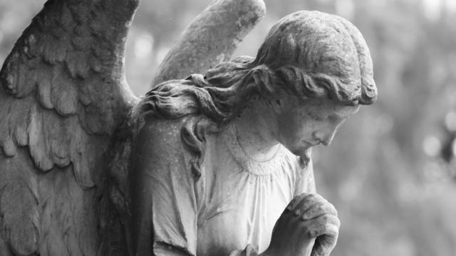 Las esculturas y pinturas de ángeles, en su mayoría tienen alas, pero la Biblia no los describe a estos seres así.