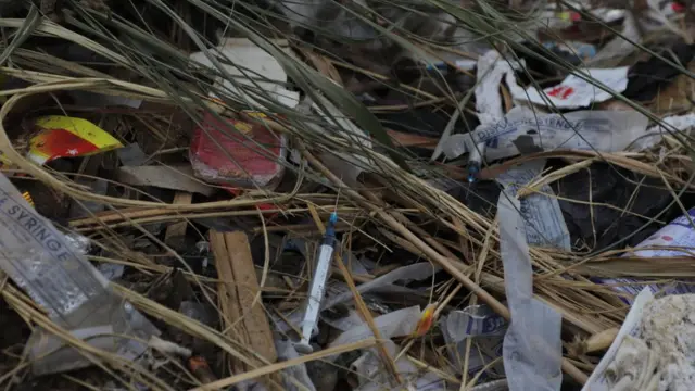 ကျောက်မျက်မှော်တွေနဲ့ အနီးတဝိုက်ရွာတွေထဲမှာကိုပဲ လွှတ်ပစ်ထားတဲ့ ဆေးထိုးအပ်တွေကို လမ်းဘေးတလျှောက် ပြန့်ကျဲနေပါတယ်