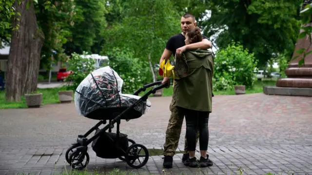 Пара втішає одне одного під час похорону українського військового В’ячеслава Радіонова, загиблого під час боїв у Бахмуті Донецької області, під час панахиди в Полтаві 23 травня 2023 року.