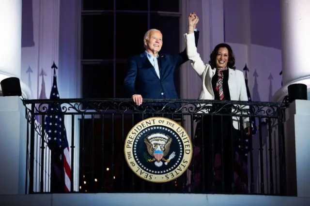 Kamala Harris e Joe Biden na sacada da Casa Branca durante as comemorações do 4virtual cassinojulho