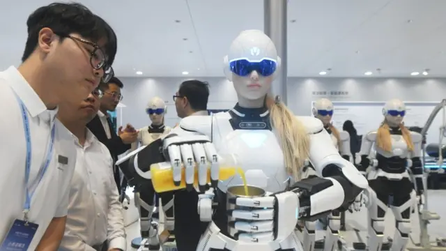 مورنین در نمایشگاه شانگهای از مهمانان در غرفه چری پذیرایی می‌کرد