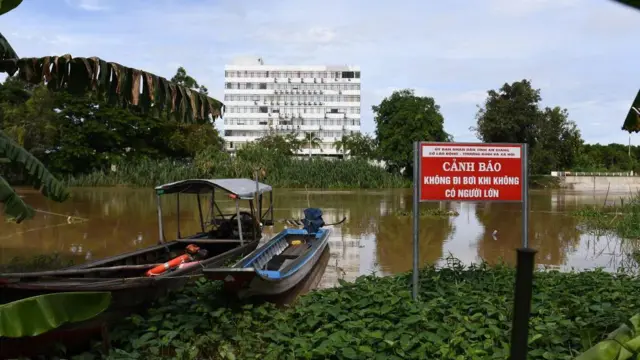 Foto ini yang diambil pada 25 September 2022 di provinsi An Giang, dekat perbatasan Kamboja, menunjukkan perahu-perahu yang tertambat di Sungai Binh Di yang diseberangi oleh pekerja paksa Vietnam pada bulan Agustus setelah melarikan diri dari geng penipu yang berbasis di sebuah kasino di provinsi Kandal, Kamboja