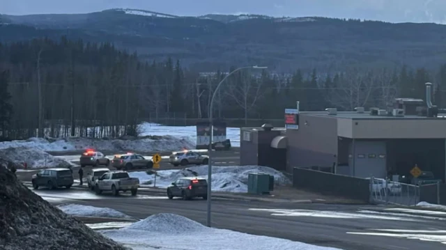 Saldırı düzelenen Tumbler Ridge Lisesi dışındaki polisler