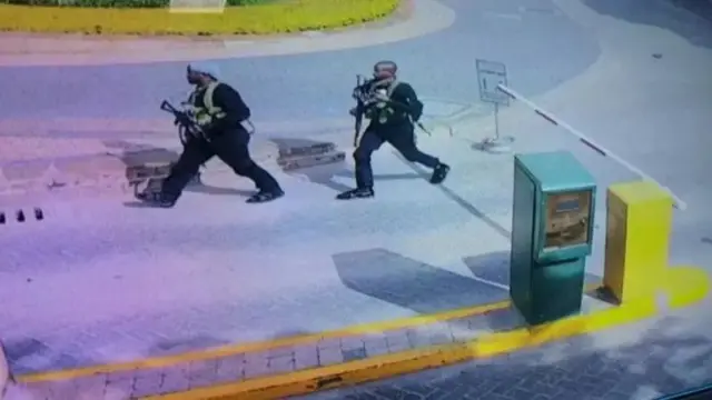 Ugu yaraan 21 qof ayaa naftooda ku waayay, halka tobaneeyo kalena uu dhaawac ka soo gaaray weerarka.