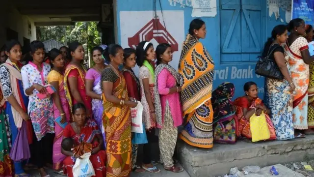 लोगों की कतारें