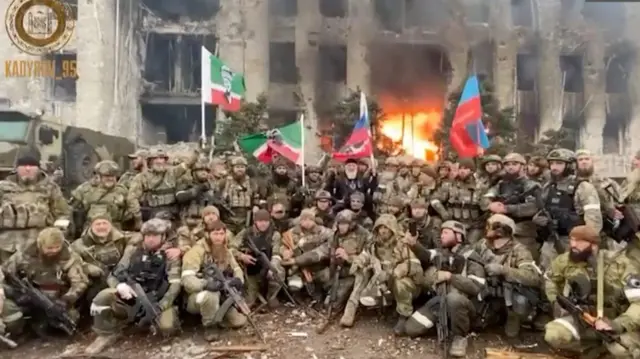 “Турли ҳил ҳарбий бўлинмалар мавжуд бўлиб, шулар таркибидаги 100 та аскардан 5-6 нафари чеченистонлик бўлиши мумкин, ҳар бир қишлоқда ўлган аскарлар бор, уларни дафн этишади. Иккита уруш кўрган бизнинг халқ учун бу жуда катта йўқотиш”, дейди Масхадов Укаринада жанг қилаётган чеченистонлик аскарлар ҳақида. 