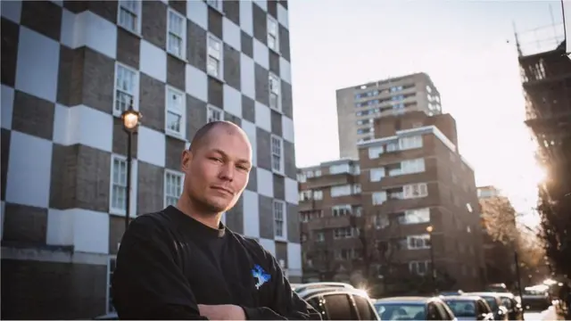 كارل كاترمول هو سجين شاب سابق وأحد نشطاء إحدى الحملات التي تهدف للإصلاح القانوني، وقد سُجِنَ في زنزانة واحدة مع رجال عصابات ومدمني مخدرات ومرضي نفسيين ومرتكبي جرائم ذات طبيعة جنسية