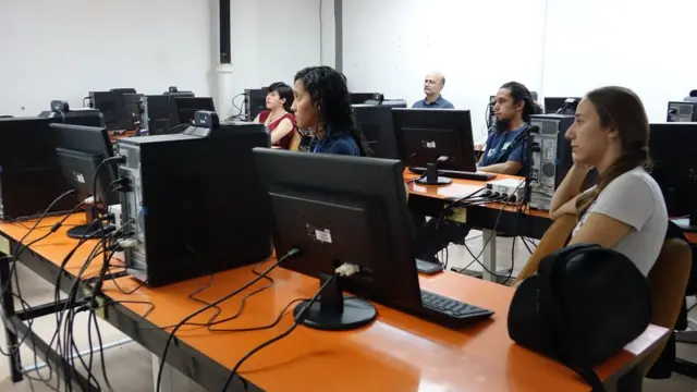 Estudiantes en un salón de la UCV