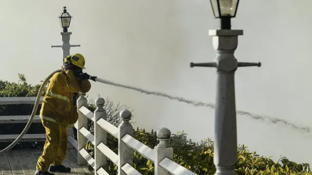Bombero extinguiendo el incendio en Bel Air, Los Ángeles, California