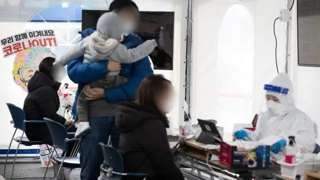 6일 서울 강남구보건소 신종 코로나바이러스 감염증(코로나19) 선별진료소를 찾은 시민들이 검사접수 및 역학조사에 응하고 있다