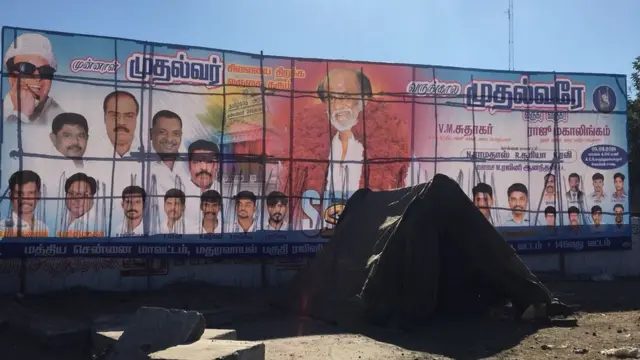 ரஜினி வருகையை ஒட்டி வழிநெடுக பேனர்கள்; வாகன நெரிசல்