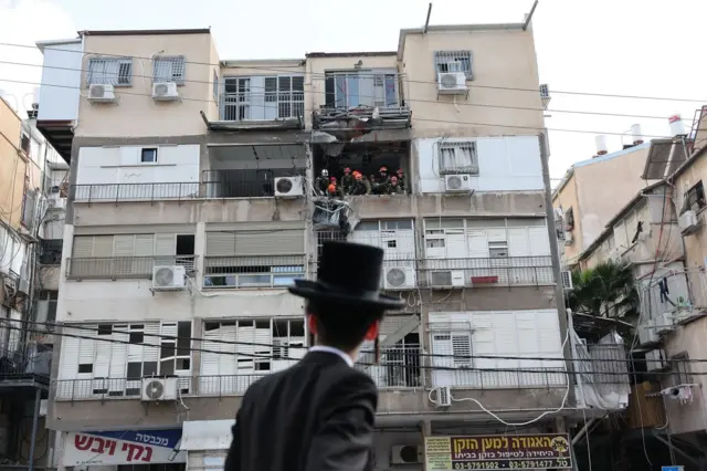 gedung yang rusak akibat gempuran rudal balistik Iran di Tel Aviv, Israel, pada 15 Maret 2026.