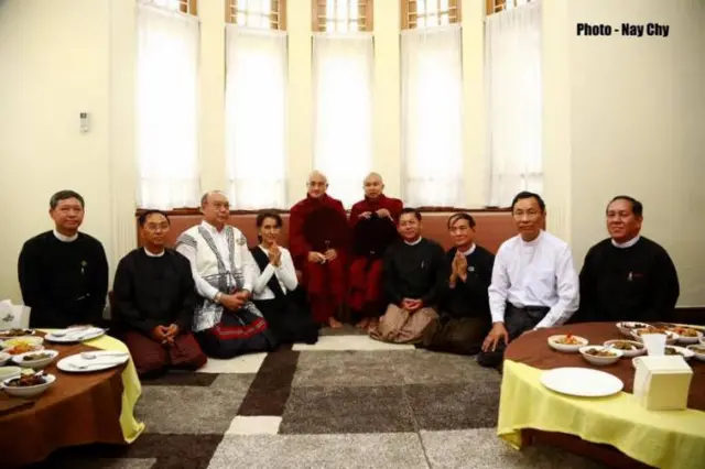 ၂၀၁၆ ခုနှစ် အာဇာနည်နေ့ဆွမ်းကျွေးမှာ နိုင်ငံ့ခေါင်းဆောင်တွေ စုံညီစွာတွေ့ခဲ့ရစဉ်