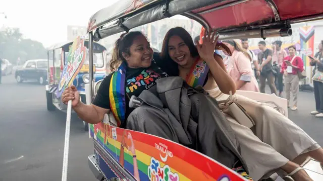 pasangan LGBTQ+ di Thailand merayakan pengesahan RUU kesetaraan pernikahan dengan berparade menaiki tuk-tuk (moda transportasi tradisional setempat)