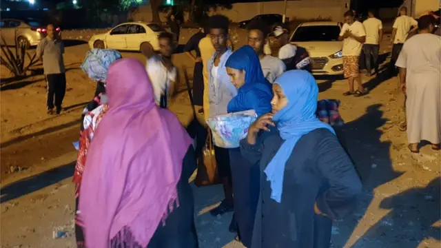 Migrantes en el lugar donde ocurrió el ataque aéreo en el este de Trípoli.