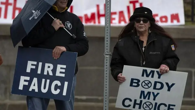 Un hombre y una mujer en una protesta contra la obligatoriedad de las vacunas