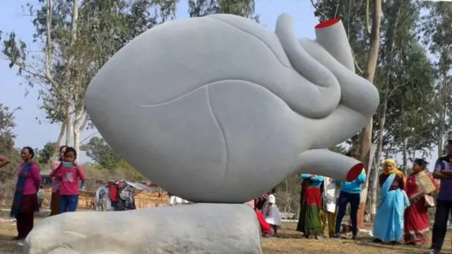 सुनसरीको तालतलैयामा ढुङ्गामा मुटुको आकृति कुँदिएको छ