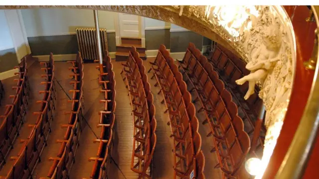 La ópera también está dividida por la frontera entre los dos países.