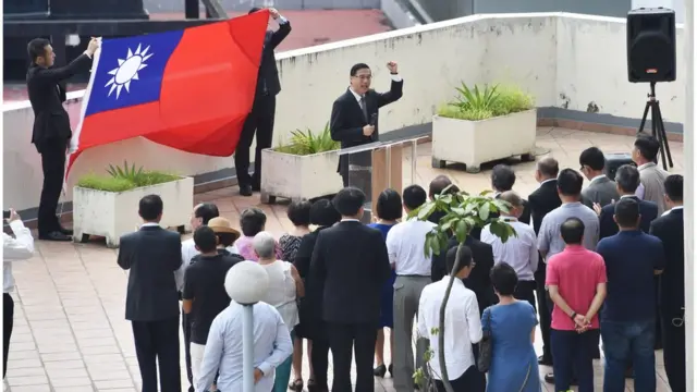 2017年6月14日，台灣駐巴拿馬大使館舉行了降旗和告別儀式。雙方中斷了延續超過百年的外交關係。