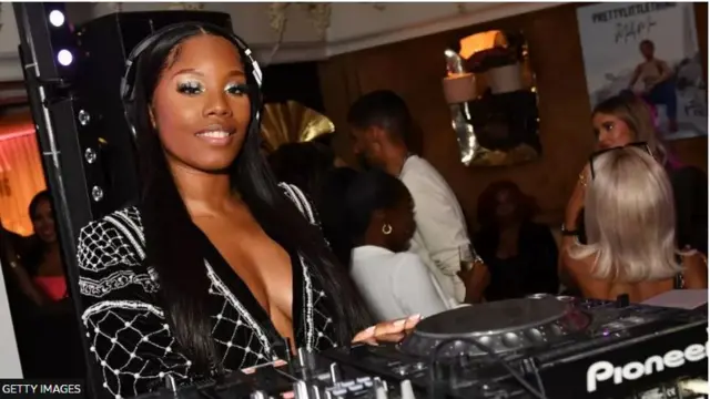 Awọn eeyan nibi ode ijo kan