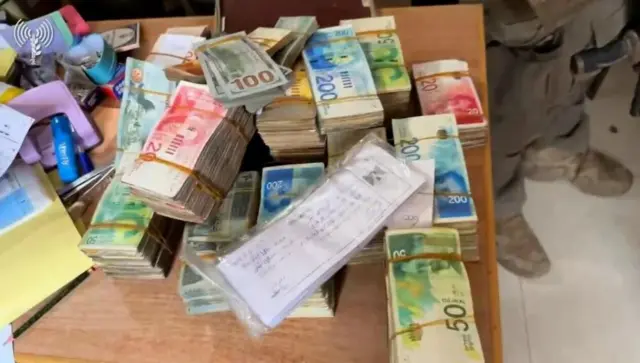 الجيش الإسرائيلي يقول إنه عثر على أموال في مستشفى الشفاء لمسلحي حماس هناك