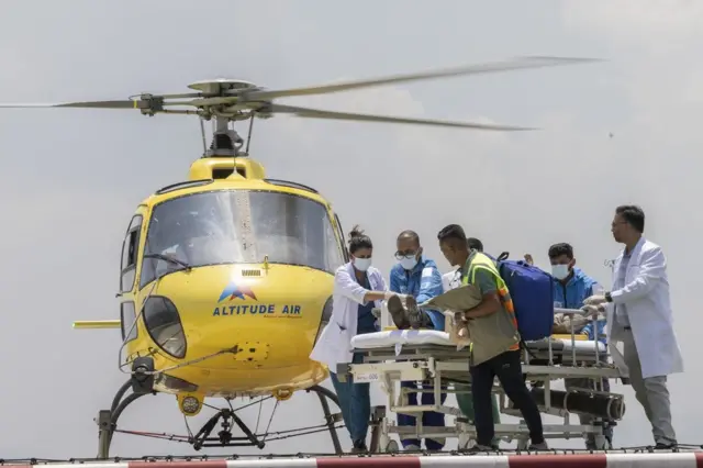 Dawa Sherpa diterbangkan menggunakan helikopter ke Rumah Sakit HAMS di Kathmandu, Nepal.