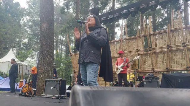 Penyanyi Ermy Kullit unjuk kebolehan vokal saat sesi soundcheck.