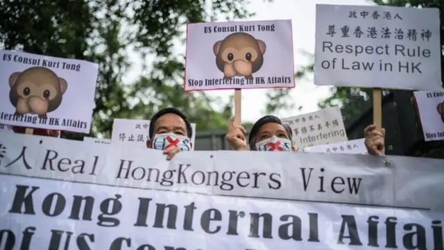 担任驻港领事时，唐伟康的言论曾触发争议及抗议。