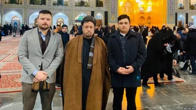 محمد محقق له خپل زوی باقر محقق (د محقق ښۍ خوا ته) سره