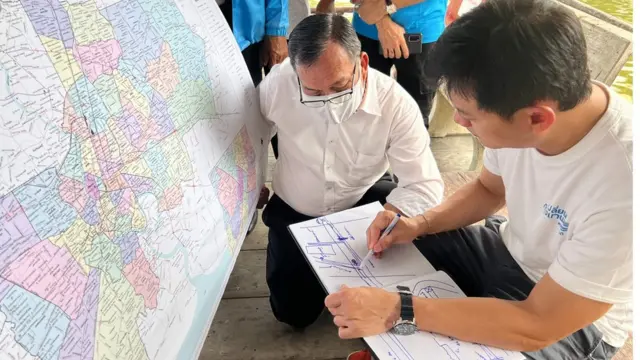 การเขียนแบบลงสมุดบันทึก เป็นภาพที่เกิดขึ้นอยู่เกือบตลอดในระหว่างที่สุชัชวีร์ลงพื้นที่