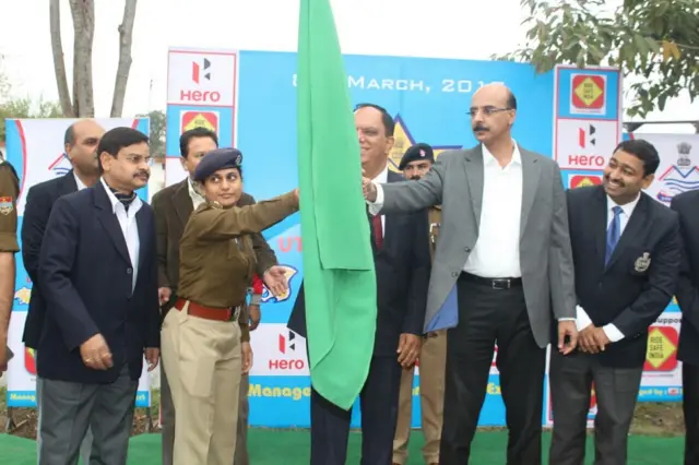 हरी झंडी दिखा कर महिला चीता टीम को विदा किया एसएसपी ने