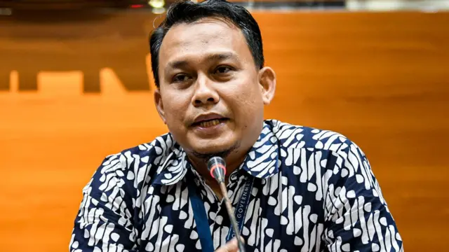 Pelaksana Harian (Plh) Juru Bicara KPK yang baru Ali Fikri menyampaikan konferensi pers di gedung KPK, Jakarta, Jumat (27/12/).