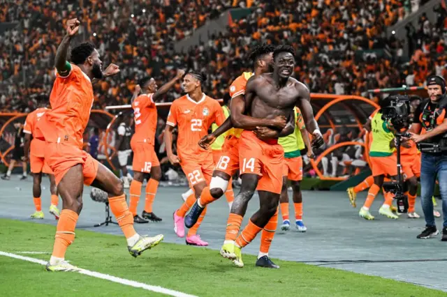 L'attaquant ivoirien Oumar Diakite enlève son maillot alors qu'il célèbre avec ses coéquipiers après avoir marqué le deuxième but de son équipe lors du match de football des quarts de finale de la Coupe d'Afrique des Nations (CAN) 2024 entre le Mali et la Côte d'Ivoire au Stade de la Paix à Bouaké, le 3 février 2024