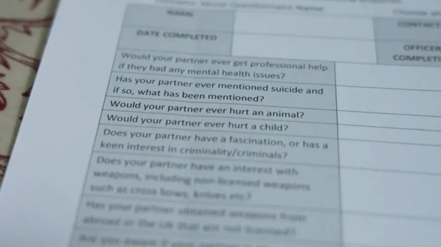 Silah ruhsatı formunda, eşlere yönelik sorular da bulunuyor.