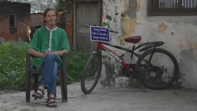 जगदीशपुर की मुसहर बस्ती में महिलाओं ने ज्यां द्रेंज को मनरेगा से जुड़ी अपनी समस्याएँ बताईं