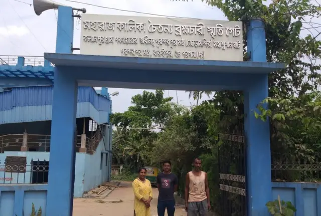 সহকর্মীদের সঙ্গে মিজ দাস