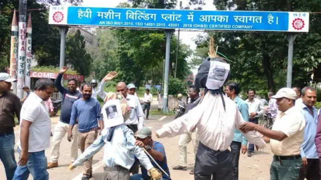 रांचीत HECचे कर्मचारी आंदोलन करताना