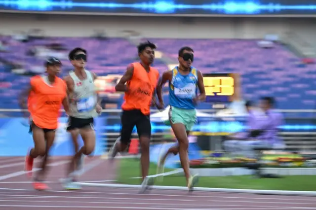 गाईड रनरसोबत धावणारे स्पर्धक