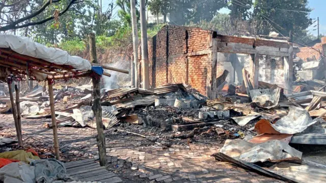 আগুনে পুড়িয়ে দেয়া হয় দোকানপাট